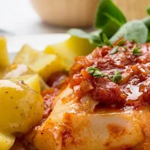 Bacalao al horno con vegetales y salsa de tomate