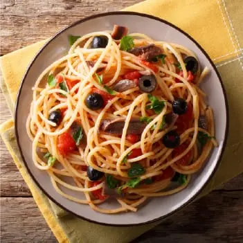 Espaguetis con aceitunas y anchoas